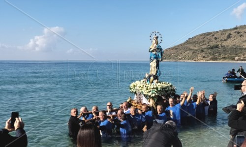 Emozioni e fedeL’Immacolata portata in spalla dai pescatori nel mare: torna a Nicotera la tradizionale processione