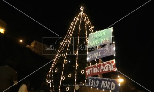RecordL’albero di Natale più alto d’Italia è in Calabria: quello di Amantea sfiora i 39 metri