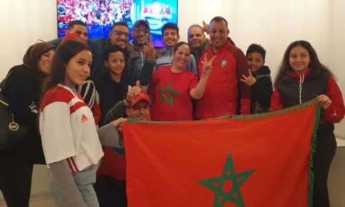 Alcuni tifosi marocchini a Reggio Calabria festeggiano dopo la vittoria sul Portogallo