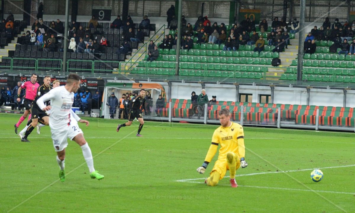 Il gol del possibile 1-1 annullato a Nasti (foto Francesco Spina)