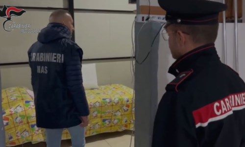 Due carabinieri impegnati nel blitz nella casa di riposo abusiva