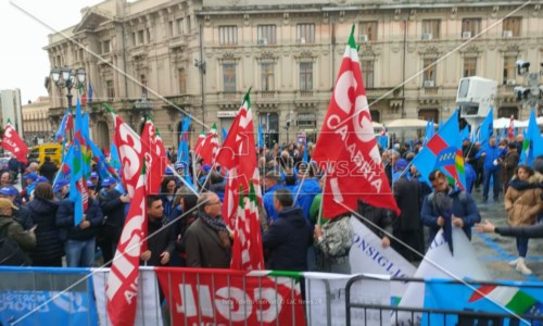 La mobilitazioneLegge di bilancio, Cgil e Uil in piazza anche in Calabria: «È una manovra che cancella il Sud»