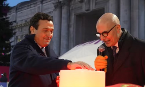Fausto Orsomarso mentre preme il pulsante che ha acceso il villaggio di Natale targato Calabria davanti la stazione ferroviaria di Milano