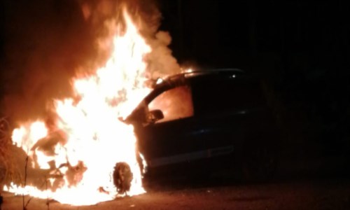 Notte di fuocoA Mileto incendio distrugge un’auto: sul posto vigili del fuoco e carabinieri