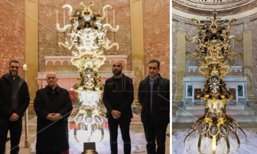 Arte calabreseUn presepe sulla testa, dal designer Fata la scultura che unisce sacro e moda benedetta dal vescovo Milito