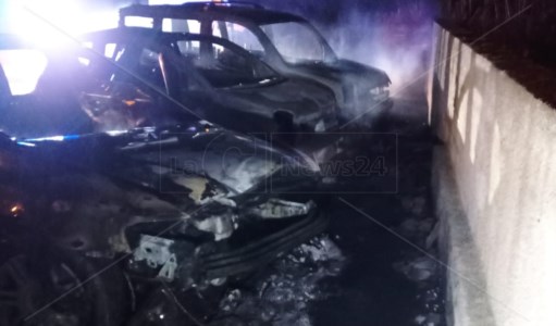 Notte di fuocoIncendi nel Catanzarese, le fiamme distruggono tre auto a Satriano: trovate tracce di liquido infiammabile