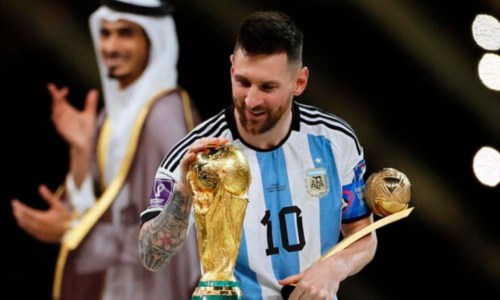 Messi con la Coppa del Mondo e il premio del migliore giocatore del torneo