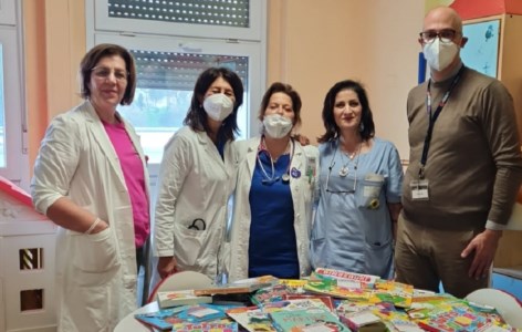 Regalo di NataleAll’ospedale di Crotone donati oltre 700 libri: arricchiranno la biblioteca allestita in Pediatria