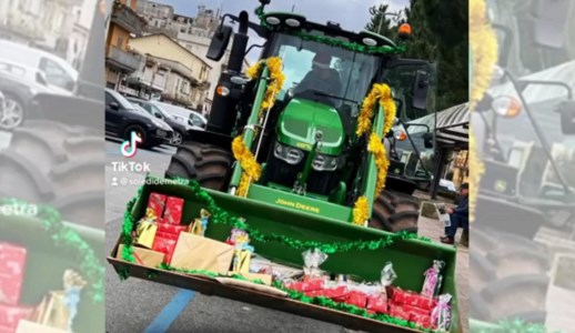 Natale solidaleUna benna carica di doni per i piccoli degenti dell’ospedale di Vibo: il VIDEO dell’arrivo del trattore