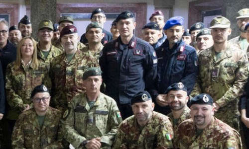 La visita istituzionaleLa premier Meloni a Baghdad dai militari italiani: «Lieta di essere qui. L’Iraq è un Paese amico»
