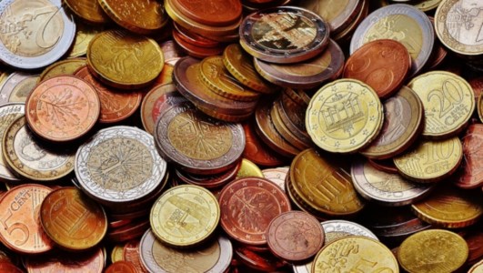 NapoliTappi di carta nelle casse automatiche per rubare le monete: denunciato 48enne