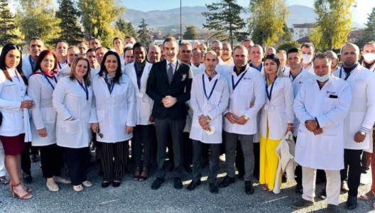 Occhiuto con i medici cubani giunti in Calabria