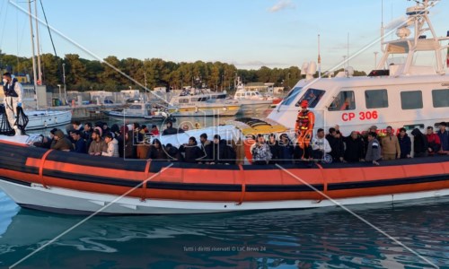 Emergenza senza fineMigranti, ancora uno sbarco di fine anno nella Locride: 89 persone arrivate al porto di Roccella Jonica