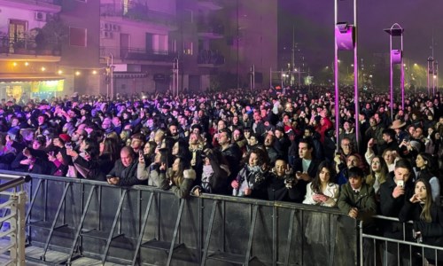 Benvenuto 2023La musica di Coez infiamma il primo dell’anno a Corigliano Rossano: in 20mila in piazza