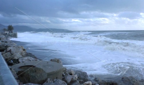 La costa di Tortora aggredita dal mare. Sullo sfondo, l’isola Dino
