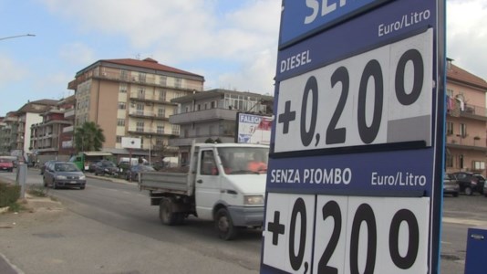 Guerra ai rialziPrezzo medio esposto accanto a quello di vendita: le nuove regole del Governo contro il caro benzina