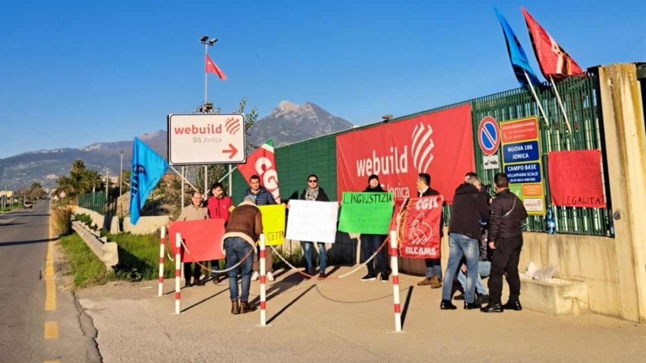 Un gruppo di lavoratori protesta davanti al concessionario Webuild-Sirjio