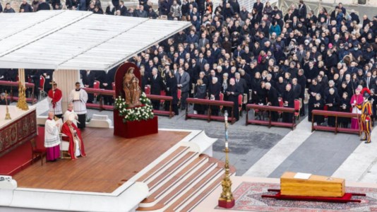 LaC TvL&rsquo;ultimo saluto a Benedetto XVI, in 50mila per i funerali in Vaticano: lo speciale de LaCapitale