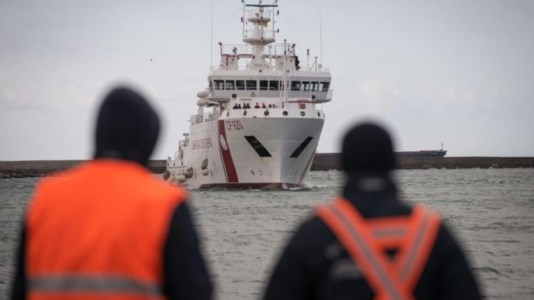 Il dramma del mareMigranti, tragedia al largo di Lampedusa: due morti dopo un naufragio. C’è anche un neonato