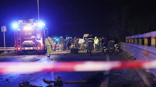 Sangue sulle stradeDrammatico incidente in Veneto, auto con 5 giovani a bordo si schianta contro guard rail: 2 morti