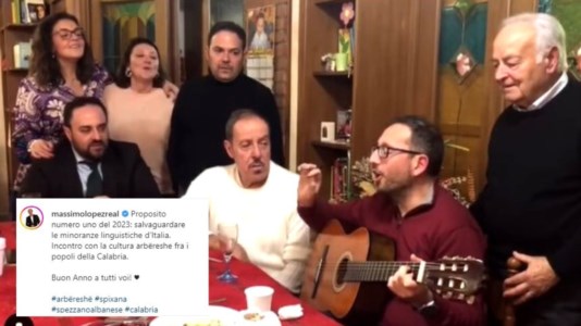 La clip socialL’attore Massimo Lopez incontra la cultura arbereshe in Calabria: «Salvaguardare le minoranze linguistiche»