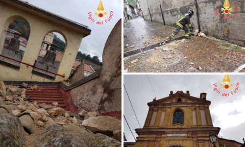 Nel ViboneseFulmine colpisce la croce sulla facciata di una chiesa, calcinacci danneggiano auto in sosta
