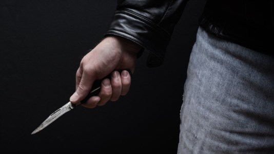 CosenzaGiovane ubriaco aggredisce il gestore di un bar con un coltello e danneggia il locale: arrestato