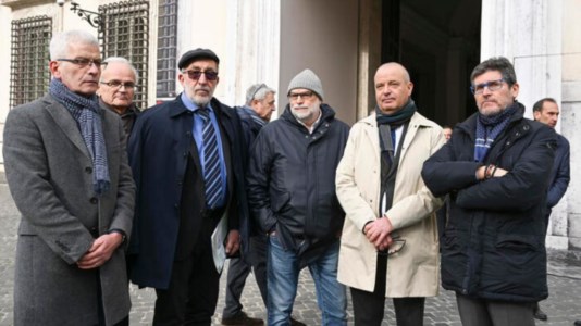 I rappresentanti dei gestori di carburante prima di entrare a Palazzo Chigi per l’incontro con il governo (foto Ansa)