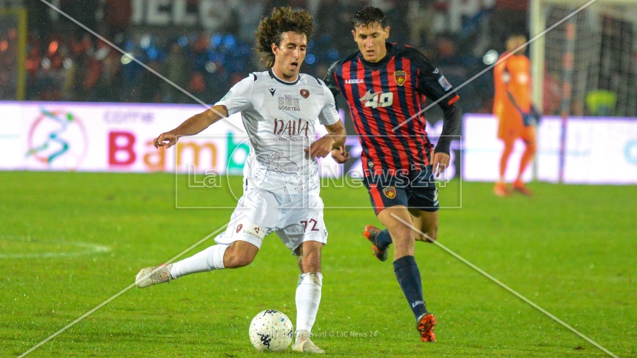 A sinistra Alessandro Cortinovis con la maglia delle Reggina durante il derby contro il Cosenza della passata stagione