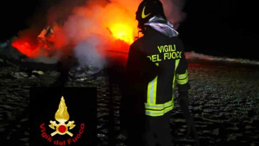 Incendio nel RegginoCamini, in fiamme una barca abbandonata sulla spiaggia dopo lo sbarco di migranti