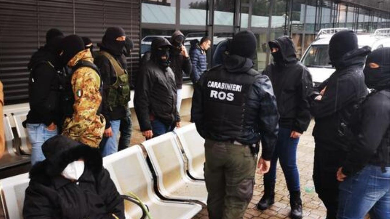 I carabinieri del Ros davanti alla clinica dove è stato arrestato il boss