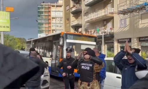Immagini storicheArresto Messina Denaro, la gente in strada applaude le forze dell’ordine: come nel 1996 con Brusca