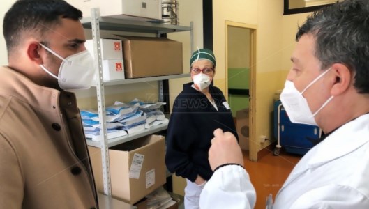 Tour negli ospedaliTavernise (M5s) fa tappa allo spoke di Corigliano-Rossano: «Sanitari costretti a lavorare in condizioni vergognose»