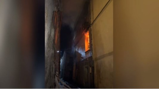 In fiammeIncendio in una casa nel centro storico di Longobucco: in salvo i residenti