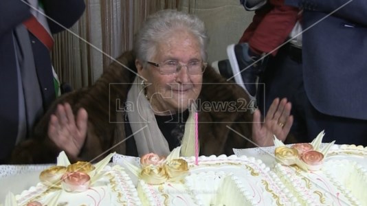 Compleanno specialeFesta grande nel Cosentino per i cento anni di nonna Assunta: «È un esempio per tutti»