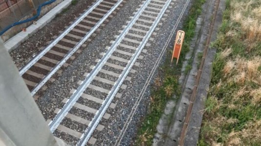 Il drammatico incidenteTragedia nel Bresciano, travolto da un treno mentre tenta di attraversare i binari: morto 15enne