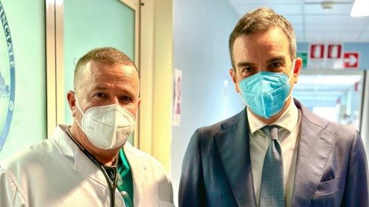 Sanità CalabriaMedici cubani in servizio nel Reggino: visita a sorpresa di Occhiuto all’ospedale di Polistena
