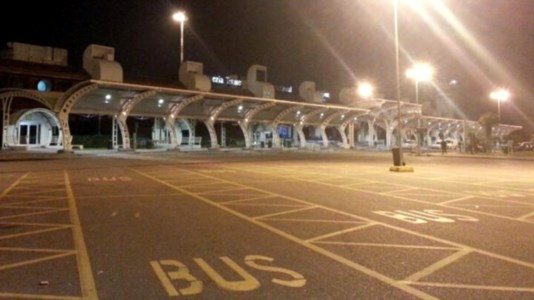 Trasporti negati«A piedi di notte sotto la pioggia dall’aeroporto alla stazione, 2 km di vergogna calabrese»