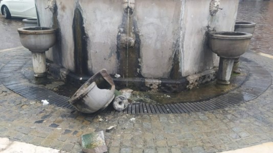 La fontana distrutta a Cassano, le foto diramate dal sindaco Papasso