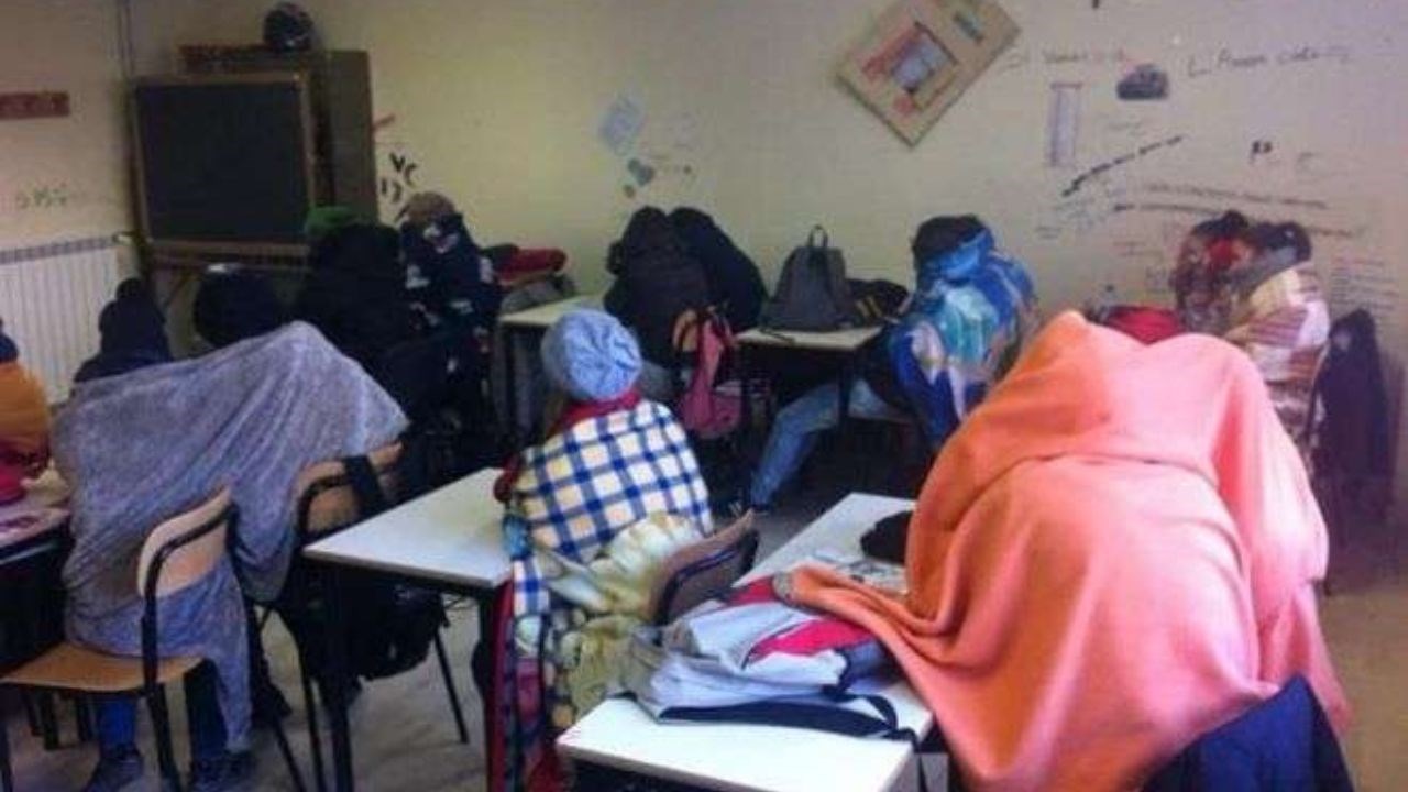 Studenti infreddoliti dentro una classe senza riscaldamento