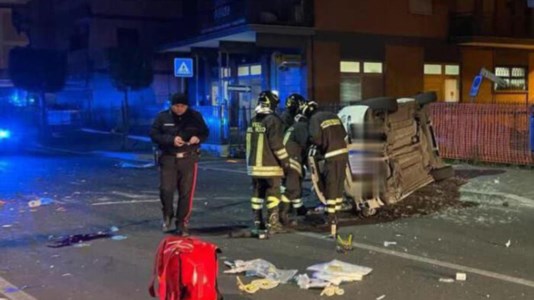 Sangue sulle stradeDrammatico incidente alle porte di Roma, si ribalta auto con sei giovani a bordo: cinque morti