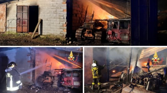 Via alle indaginiIncendio nel Reggino, in fiamme un capannone di un’azienda agricola: a fuoco mezzi e bestiame