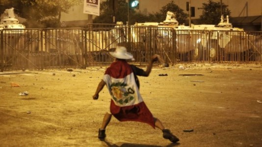 La protestaPerù, scontri a Lima tra polizia e manifestanti che chiedono l’anticipo delle elezioni: «Vogliamo dignità»