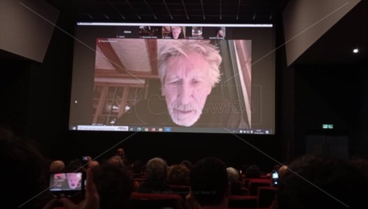 Presentato il docufilm«Combattiamo per i nostri diritti o ci distruggeranno», Roger Waters in prima linea per l’ospedale di Cariati