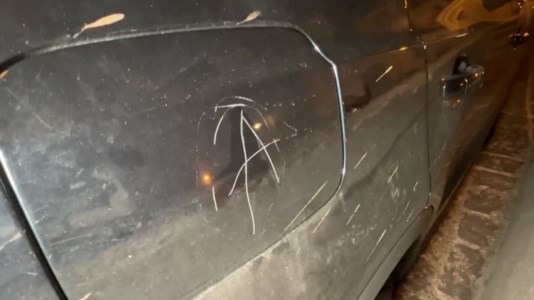 Via alle indaginiVandali in azione a Corigliano Rossano, scritta anarchica incisa sull’auto dell’ex parlamentare Dima