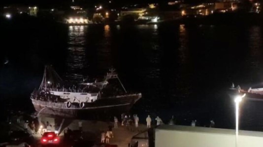 Emergenza senza fineMigranti, 8 morti sul barcone soccorso a Lampedusa: neonato di 4 mesi deceduto per la fame e il freddo
