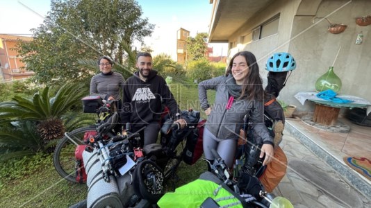 Il viaggioGiro del mondo in bici, Myriam Italo e Coline fanno tappa nel Reggino: in 10 mesi percorsi 8mila chilometri