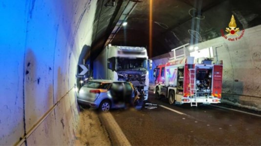 Sangue sulle stradeIncidente in galleria sulla A14, scontro tra un’auto e un tir: morti padre e due figli