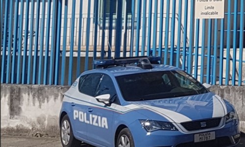 Volante della polizia parcheggiata davanti al commissariato di Taurianova