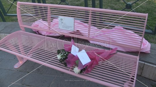 La panchina rosa inaugurata a Rende